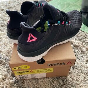 NEW Reebok Black and Pink Running Sneakers sz9.5
